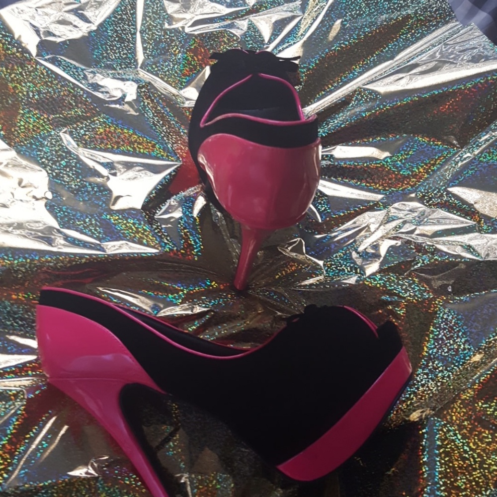 Shoes - Picture 2 of 4